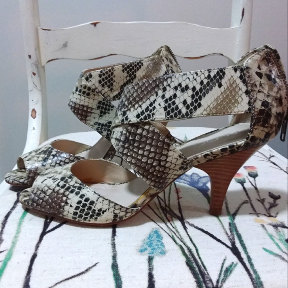 💛 ALDO size 8 peep toe cross vamp heels